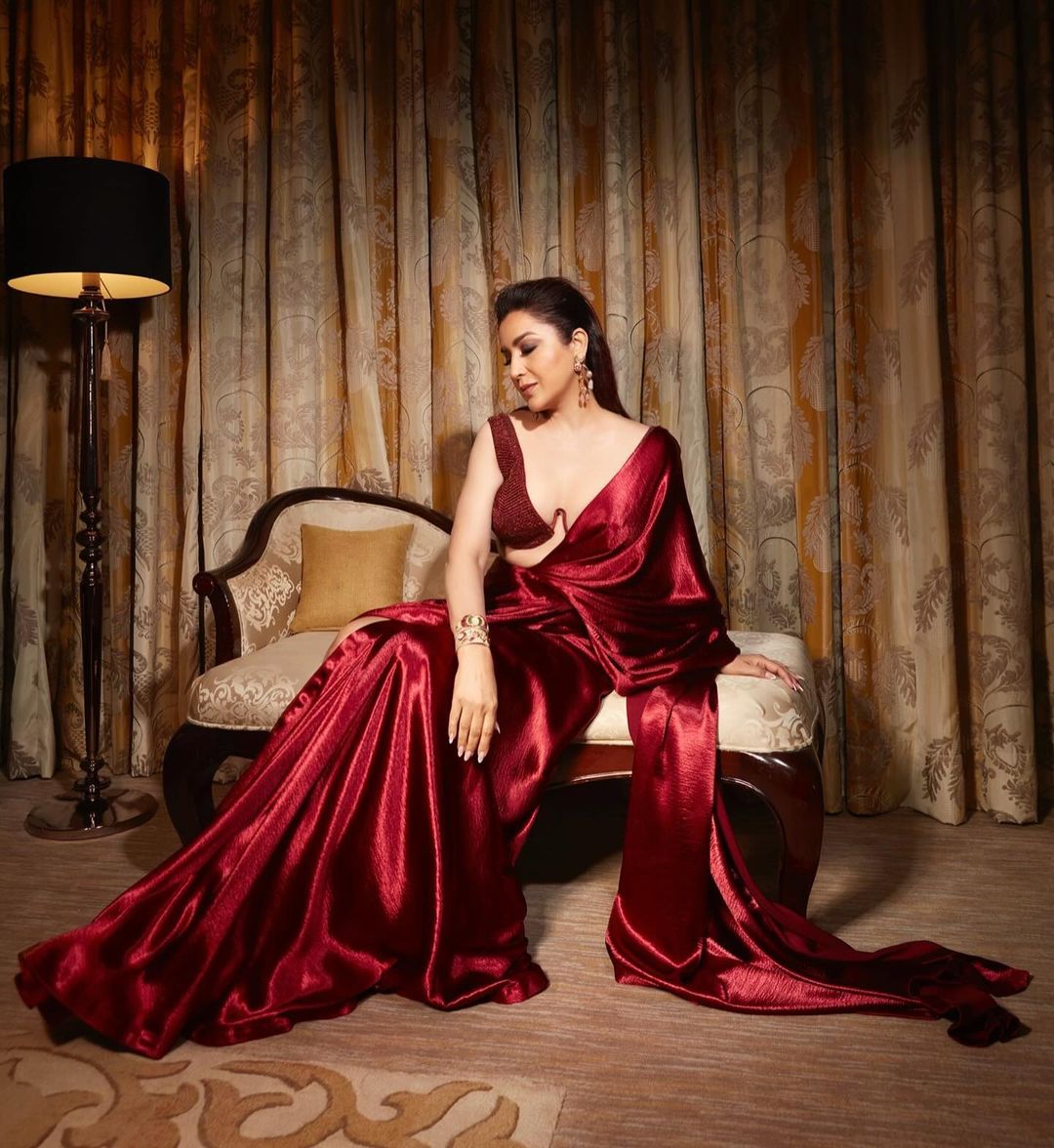 Bollywood Actress Tisca Chopra in Sleeveless Maroon Saree